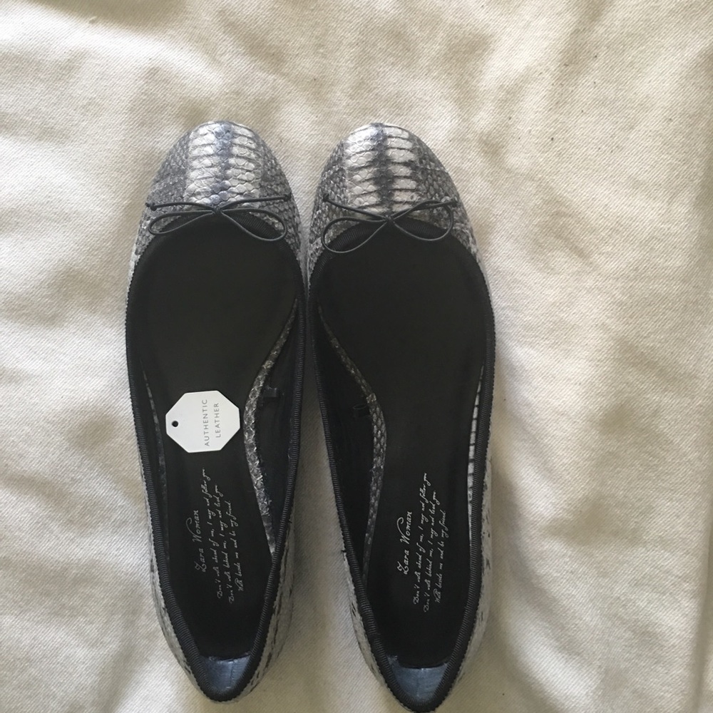 Zara Sz 40 leather snake print flats